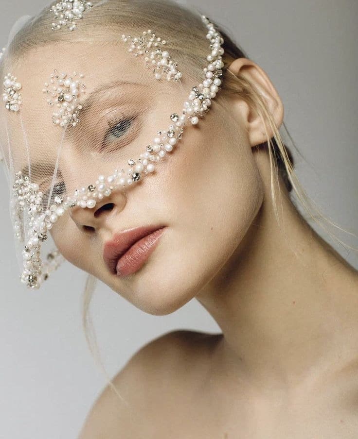 Novios celebrando en su boda